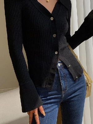 Cardigan côtelé à col en V avec boutons en métal de couleur unie