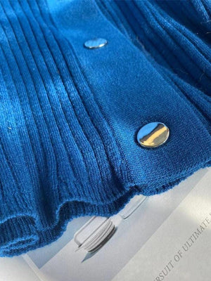 Cardigan côtelé à col en V avec boutons en métal de couleur unie