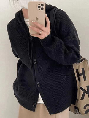 Cardigan en tricot à capuche boutonné sur le devant