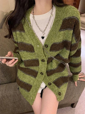 Cardigan en tricot rayé boutonné sur le devant