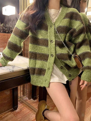 Cardigan en tricot rayé boutonné sur le devant