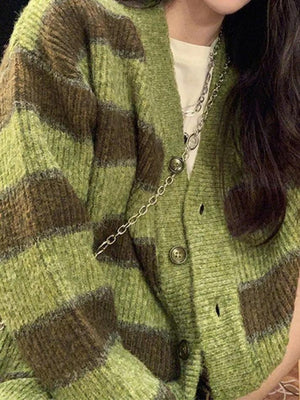 Cardigan en tricot rayé boutonné sur le devant