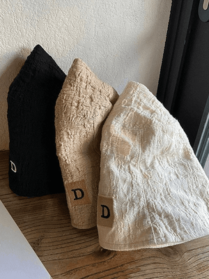 Chapeau bob froncé avec lettres brodées