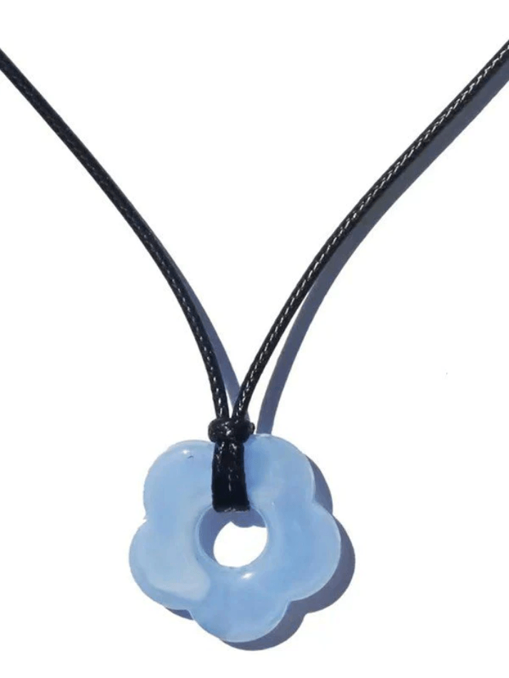 Collier de corde à pendentif fleur évidée
