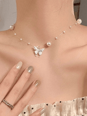 Collier de fausses perles avec breloque papillon