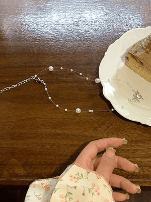 Collier de fausses perles avec breloque papillon