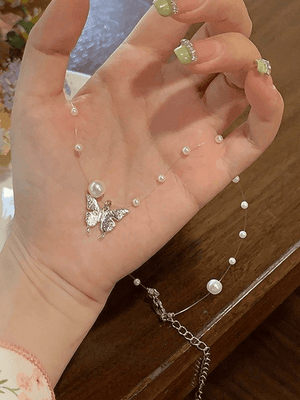 Collier de fausses perles avec breloque papillon