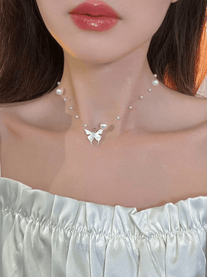 Collier de fausses perles avec breloque papillon