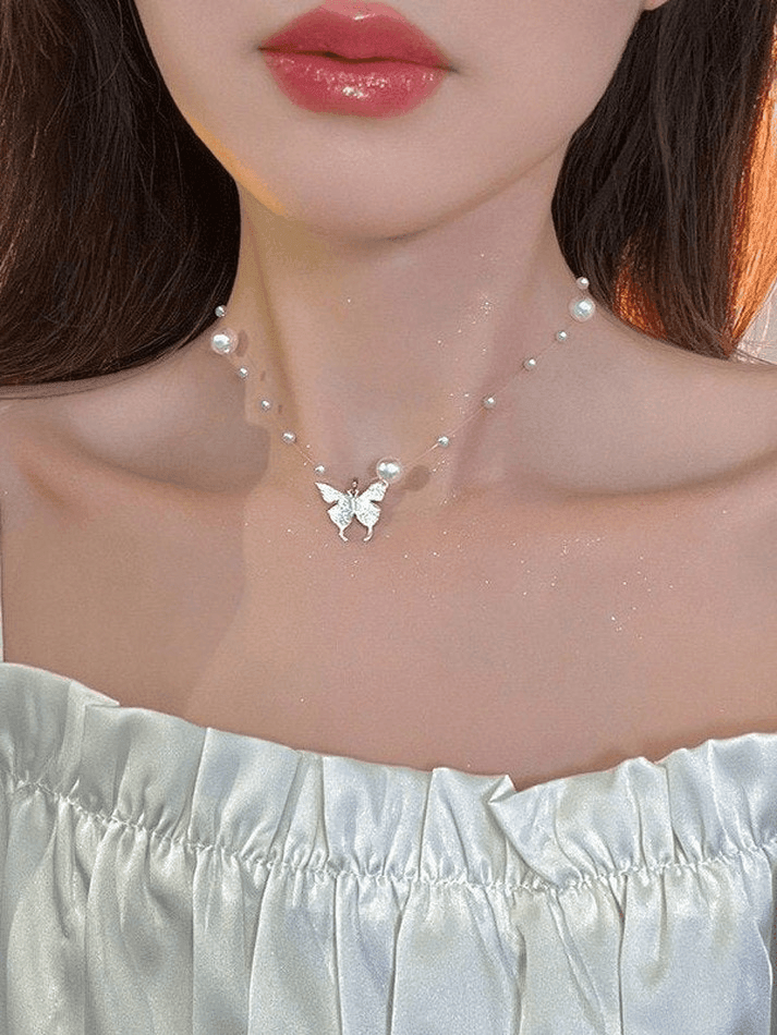 Collier de fausses perles avec breloque papillon
