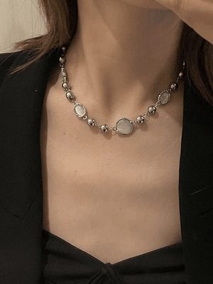 Collier de perles de décor de pierres précieuses grunge
