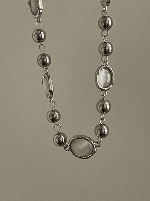 Collier de perles de décor de pierres précieuses grunge