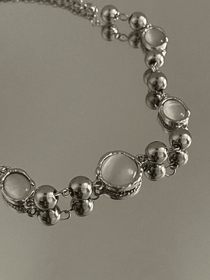 Collier de perles de décor de pierres précieuses grunge