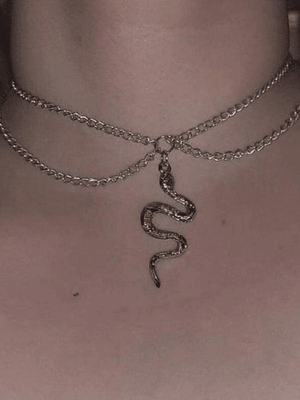 Collier double couche avec pendentif serpent