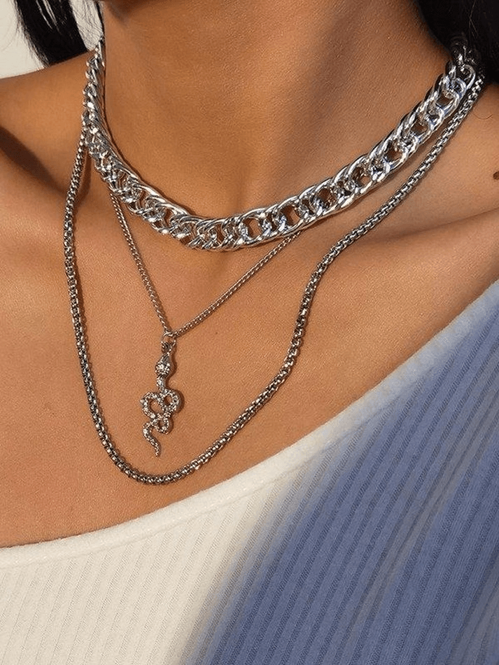 Collier multicouche à décor de serpent