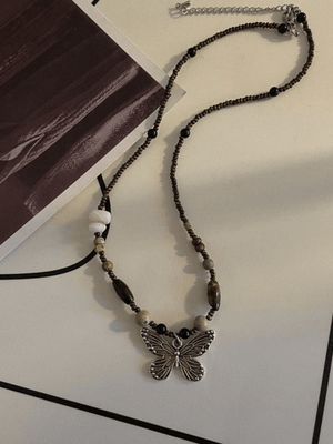 Collier papillon en pierre de perles vintage