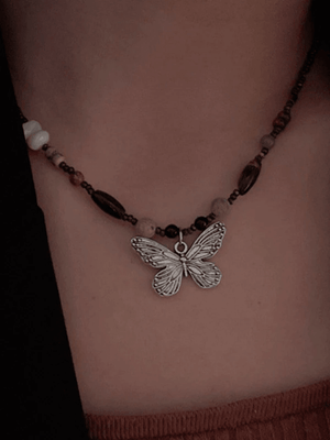 Collier papillon en pierre de perles vintage