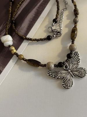Collier papillon en pierre de perles vintage