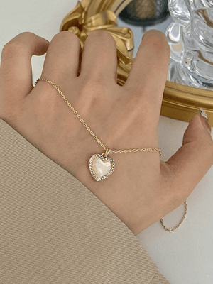 Collier pendentif coeur bord strass