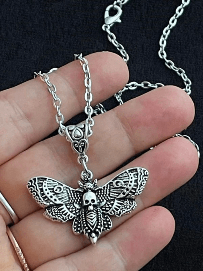 Collier pendentif crâne de papillon de nuit en argent