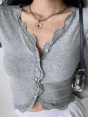 Haut court en tricot boutonné à bordure en dentelle