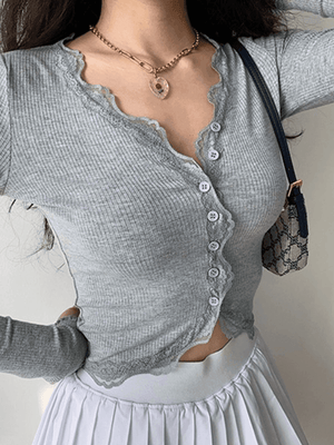 Haut court en tricot boutonné à bordure en dentelle