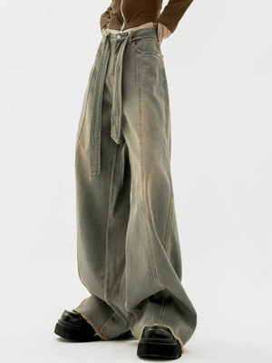 Jean boyfriend avec bretelles à nouer et coutures