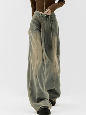 Jean boyfriend avec bretelles à nouer et coutures