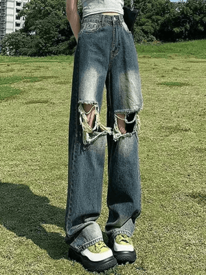 Jean droit délavé déchiré aux genoux