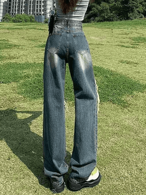 Jean droit délavé déchiré aux genoux