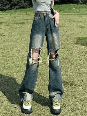 Jean droit délavé déchiré aux genoux