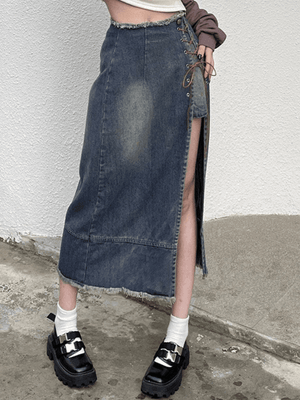 Jupe en jean déchirée fendue sur le devant