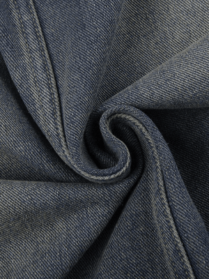 Jupe en jean déchirée fendue sur le devant