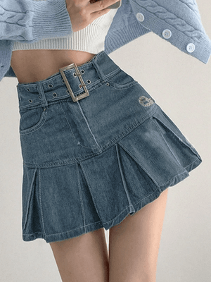 Mini-jupe en jean plissée avec ceinture à boucle