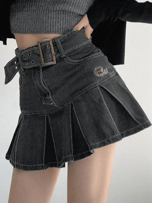 Mini-jupe en jean plissée avec ceinture à boucle