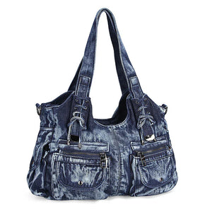 Vue latérale du Sac Denim Y2K Vintage bleu délavé avec double anse et finitions brillantes. Sac tendance pour un look urbain.