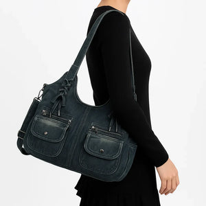 Sac Denim Y2K Vintage porté à l'épaule, grand format avec poches avant et bandoulière réglable. Style rétro tendance pour un look streetwear.