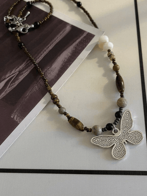 Collier papillon en pierre de perles vintage-Necklaces-MAUV STUDIO-STREETWEAR-Y2K-CLOTHING