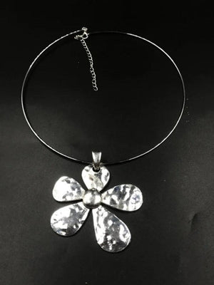 Collier pendentif grande fleur en argent-Necklaces-MAUV STUDIO-STREETWEAR-Y2K-CLOTHING