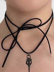 Collier ras du cou à pendentif tête de mort à lacets en velours-Necklaces-MAUV STUDIO-STREETWEAR-Y2K-CLOTHING