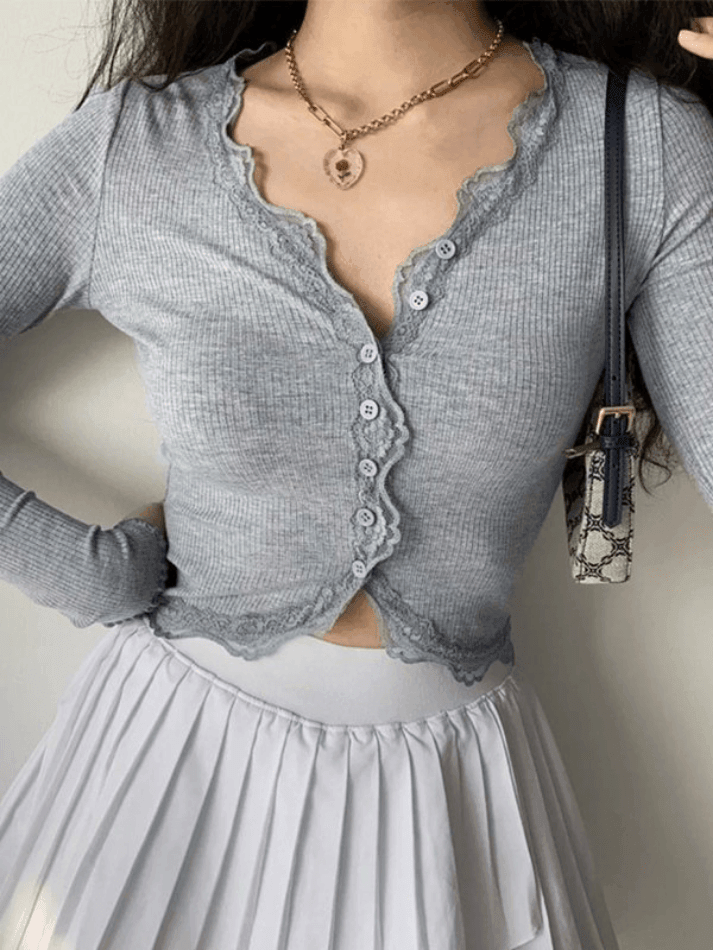 Haut court en tricot boutonné à bordure en dentelle-Cardigan-MAUV STUDIO-STREETWEAR-Y2K-CLOTHING