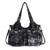 Sac Denim Y2K Vintage noir effet marbré avec poches avant et finitions argentées. Style grunge parfait pour compléter une tenue Y2K.