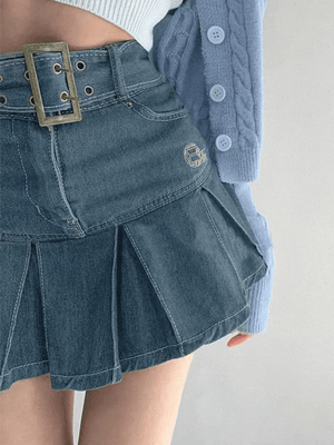 Mini-jupe en jean plissée avec ceinture à boucle-Skirts-MAUV STUDIO-STREETWEAR-Y2K-CLOTHING