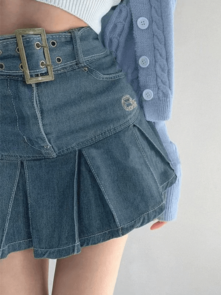 Mini-jupe en jean plissée avec ceinture à boucle-Skirts-MAUV STUDIO-STREETWEAR-Y2K-CLOTHING