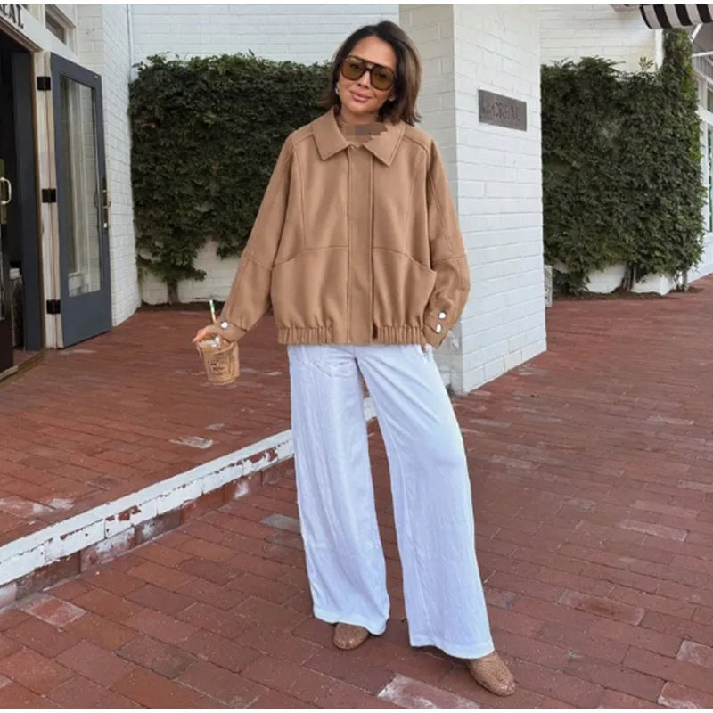 Giacca oversize beige con zip e colletto ripiegato